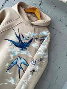 Sudadera con Capucha Personalizada con Estampado, Diseño de Golondrina y Nube Bordada y Pintada, Manga Raglán, Algodón - Product Image 3