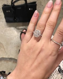 Anillo de compromiso de diamantes con corte de cojín de 10x8mm | Halo Pave Band Plata de ley chapada en oro de 18 quilates | Boda nupcial minimalista fina - Product Image 2
