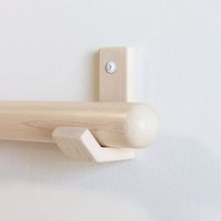 Support de rideau en bois de style indien traditionnel avec boiseries artisanales pour la décoration de rideaux dans des intérieurs ethniques