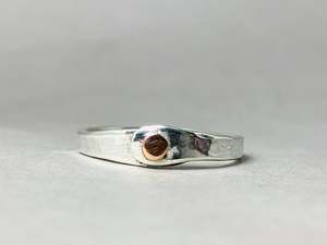 Lo último en anillos de banda martillada personalizados de calidad fina, joyería de dedo fino, anillos de plata de banda martillada hechos a mano - Product Image 2