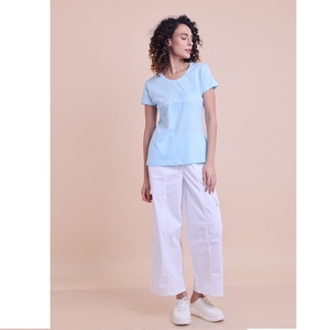 เสื้อยืดคอกลมแขนสั้นพิมพ์ลายหรูหรามีสไตล์ผ้าแคนวาสไซส์ใหญ่พิเศษสำหรับผู้หญิง - Product Image 1