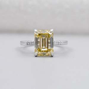 Anillo de Compromiso de Oro Amarillo con Diamante Certificado IGI de Corte Esmeralda y Piedra Lateral - Product Image 1