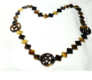 Collier en corne de buffle laqué, forme naturelle moderne, 100% fait à la main, écologique, fabriqué en Inde par Saniya Handicraft - Product Image 1