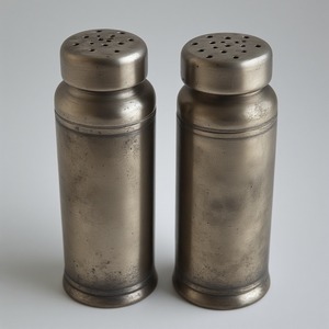 Moulin à Sel et à Poivre Décoratif en Acier Inoxydable Martelé, Bronze Antique, Patine Artisanale, Conçu pour la Décoration - Product Image 3