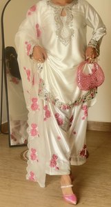 Nouvelle collection 2026 : Magnifique ensemble Kurti et pantalon en soie Georgette épaisse, longueur genou, avec dupatta, idéal pour les fêtes, prix de gros. - Product Image 4