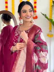 Kurtis de mujer Reyon de la mejor calidad con Salwar Venta caliente Hermosos trajes indios y paquistaníes Comprar al mejor precio - Product Image 3