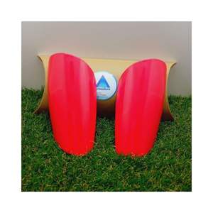 Protège-tibias professionnels rouges durables Équipement de protection spécialement conçu pour les joueurs de football de haut niveau - Product Image 1