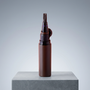 CLICKA Stylo à sourcils liquide brun à séchage rapide avec couvercle automatique, formule waterproof longue durée, encre filmante pour des sourcils naturellement définis EB101 - Product Image 1