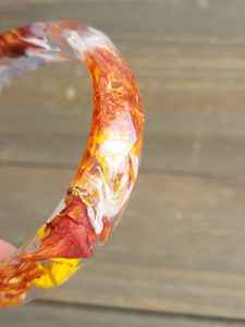 Bracelet rond en résine avec accessoire de fête à paillettes - Product Image 3