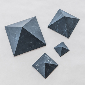 Pirámide de shungita sin pulir de 3.1 pulgadas (80 mm) - Product Image 3