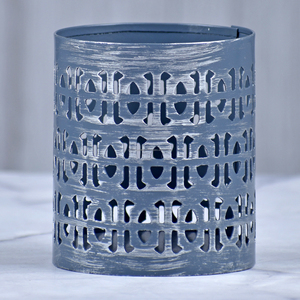 T-light votif gravé en métal argenté le plus vendu par Ambience Lifestyle White Wash Christmas Design pour la décoration intérieure - Product Image 4