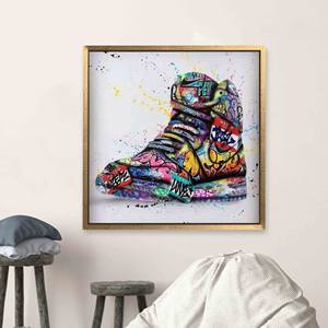 Impression sur toile de graffiti moderne : art de baskets colorées pour une décoration unique, encadrée en or. - Product Image 1