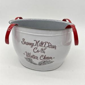 Jardinière d'extérieur Yule Haven avec aspect métal vintage pour tenir des fleurs de Noël et des pins en pot dans les coins du jardin ou du porche - Product Image 6