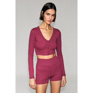 Urban Beat SABINA Blusa ajustada con detalle estampado y botones de tela suave y elástica para mujer - Product Image 2