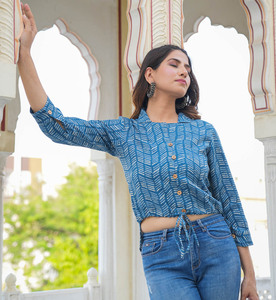 Elegante Camisa de Rayón Azul Índigo con Estampado Geométrico, Cuello Camisero y Mangas Tres Cuartos para Mujer, Estilo Casual - Product Image 4