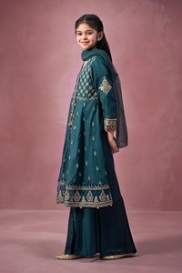 Lehenga Choli brodé formel pour filles pakistanaises avec des glands élégants et un flair net pour les célébrations de l'Aïd d'anniversaire de fête - Product Image 5