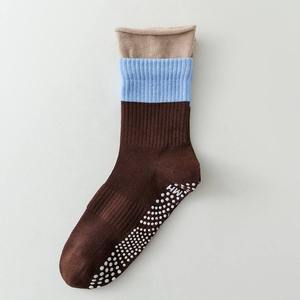 Chaussettes de yoga pour hommes en gros, OEM, double revers, avec grip, personnalisées, mi-mollet, color-block, en silicone antidérapant, respirantes, en maille, pour Pilates - Product Image 1