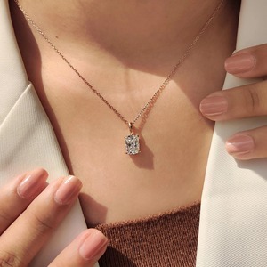 Colgante Solitario de Diamante Cultivado en Laboratorio con Corte Cojín de 2.00 Quilates Certificado por IGI, Engaste de Garra, Chapado en Oro 10K/14K/PT950/S925 - Product Image 3