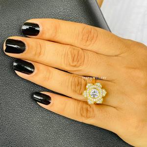 Bague de créateur chrétienne minimaliste pour femme en or massif 14 carats avec diamant de laboratoire certifié IGI de 1,00 carat taille brillant et sertissage clos - Product Image 1