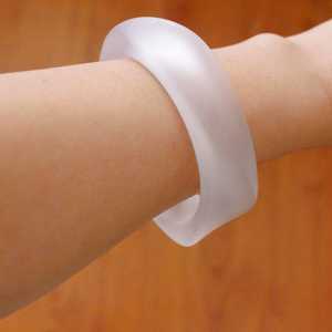 Brazaletes de resina facetados personalizados modernos etéreos - Product Image 2