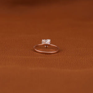 Pave Setting Anillo de compromiso con corte en forma de corazón Diseño elegante Anillo clásico de lujo con diamante creado en laboratorio en oro rosa de 10KT - Product Image 4