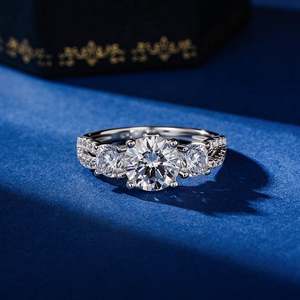 Anillo de Compromiso Jeulia con Tres Piedras de Moissanita en Platino sobre Rodio de 14K - Product Image 4