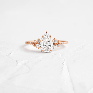 Anillo de compromiso de moissanita incoloro de corte de pera clásico 2,35 CTW VVS claridad 10K/14K/18K oro India al por mayor - Product Image 5