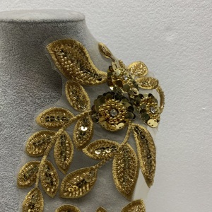 Nouvelle <span class=keywords><strong>Applique</strong></span> de paillettes de perles de <span class=keywords><strong>tube</strong></span> en forme de feuille de code à barres brodé d'or - Product Image 3