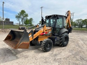 2024 pour la chargeuse-pelleteuse Case 580SV utilisée à la vente avec les composants du moteur central et la pompe hydraulique Moog - Product Image 3