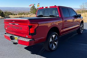 Ford F-150 Lightning Platinum 2024 Usada, Motor Dual, Tracción en las Cuatro Ruedas - Product Image 3