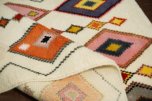 Tapis en laine moderne fait à la main de qualité supérieure Dunes Laine de bohème inspirée du sable lavable à la main pour un usage domestique - Product Image 2
