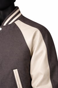 แจ็คเก็ตวาร์ซิตี้สีเทาแบบสตรีทแวร์ปักลายตามสั่ง OEM พร้อมแขนเสื้อตัดสี แจ็คเก็ตเลตเตอร์แมนคลาสสิก แจ็คเก็ตวาร์ซิตี้สำหรับผู้ชาย - Product Image 3