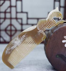 Peigne en corne de buffle avec sculpture et gravure 3D pour les soins des cheveux et une qualité supérieure élégante - Product Image 1