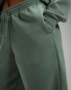 Ensemble de survêtement 2 en 1 pour femmes en détresse sweat à capuche avec patch de broderie personnalisé et pantalon de survêtement à taille élastique avec col à capuche - Product Image 3
