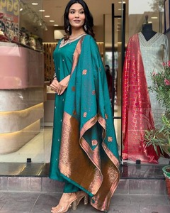 Conjuntos festivos de Kurta bordados para mujer al por mayor, diseños elegantes con detalles intrincados, ideales para celebraciones - Product Image 1