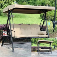 Ensemble de balançoires de jardin d'extérieur pour trois personnes avec chaises suspendues et table centrale, doté d'une pergola métallique imperméable