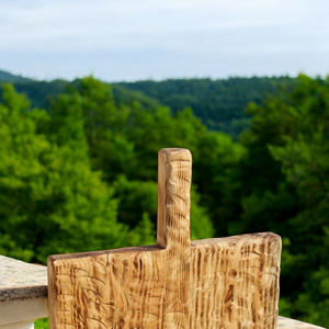 Élégante planche à charcuterie en bois de pin pour servir et hacher le fromage - Product Image 2
