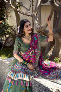 Premium Kalamkari Lehenga Set en Tasar Silk Foil Work y Gotta Patti Dupatta Venta al por mayor Ropa tradicional para bodas Fiestas - Product Image 2