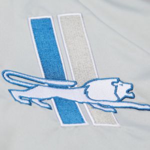 Veste de baseball universitaire pour homme, modèle Letterman personnalisé, couleur gris Mitchell, Detroit Lions, en satin double face, entièrement boutonnée. - Product Image 6