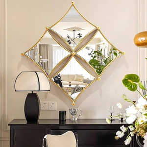 Espejo único en forma de rombo dorado con segmentos geométricos que se cruzan. Disponible a precios mayoristas. - Product Image 1