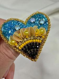 Broche en verre perlé personnalisée en gros, badge scintillant, broche sportive, émail doux et dur, épingles à revers pour chapeaux, directement d'Inde - Product Image 3