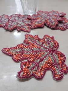 Ensemble de 4 sous-verres en broderie rouge de luxe avec perles, antibactériens et écologiques, personnalisables - Product Image 6