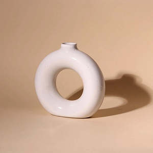 Vase en forme de donut minimaliste blanc, pot à fleurs en céramique et métal fait main pour table d'intérieur, décoration intérieure contemporaine INS - Product Image 6