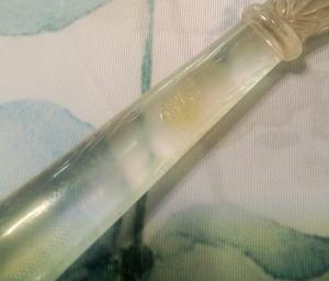 Miroir à main en résine avec finition lisse et brillante, parfait pour un usage quotidien, le maquillage ou des fins décoratives, ajoutant une touche élégante - Product Image 3