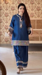 Conjunto de Kurti de Tela de Seda Romana Hermosa de Diseño Indio Pakistaní, Estilo Bollywood, Informal, para Bodas y Fiestas - Product Image 3