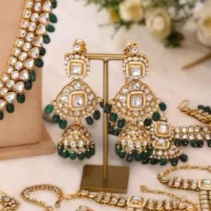 Collier et boucles d'oreilles élégants en acier inoxydable plaqué argent avec strass en cristal Ensemble de bijoux fins lourds Dulhan - Product Image 4