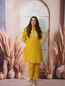 Ensemble kurta en coton tendance pour femmes de bureau, dans une belle couleur orange ou jaunâtre, avec broderie sur le devant ou les manches. - Product Image 2