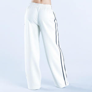 Pantalons de survêtement pour femmes de haute qualité, sur mesure, en coton blanc, à jambes larges et surdimensionnées, avec des bandes latérales - Product Image 2
