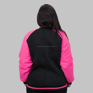 Veste universitaire Letterman conçue sur mesure pour femmes, corps noir, manches rose cyber, vestes universitaires vierges en molleton de coton, vente en gros OEM - Product Image 3