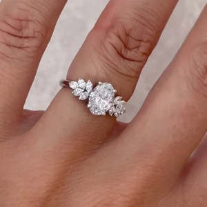 Bague en diamant de laboratoire certifiée IGI 2.00 carats avec pierres latérales marquise ovales DEF VVSVS – Bagues en diamant certifiées IGI - Product Image 2